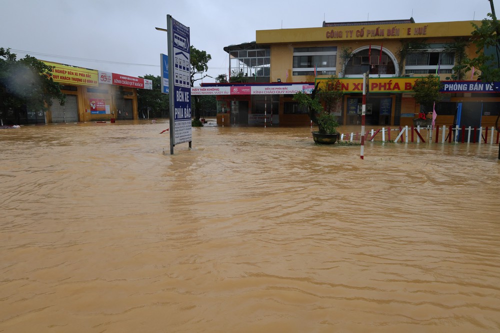 Huế: Lũ sông Hương lên lại, cảnh báo ngập lụt kéo dài ở hạ lưu các sông - Ảnh 2. Huế: Lũ sông Hương lên lại, cảnh báo ngập lụt kéo dài ở hạ lưu các sông - Ảnh 2.