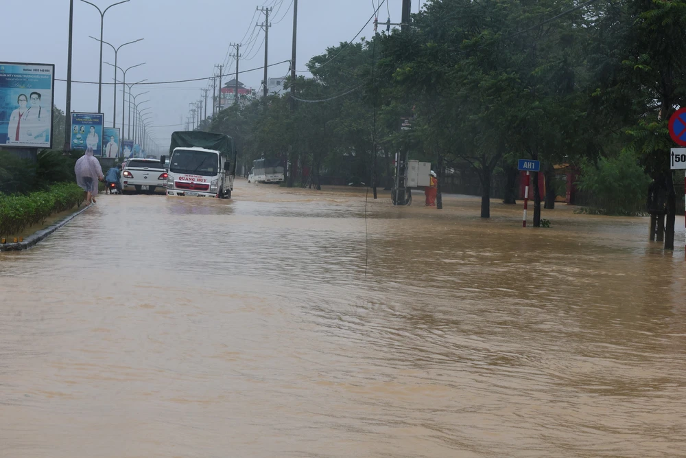 Huế: Nhiều khu vực trũng thấp vẫn bị ngập sâu trong nước lũ - Ảnh 2. Huế: Nhiều khu vực trũng thấp vẫn bị ngập sâu trong nước lũ - Ảnh 2.