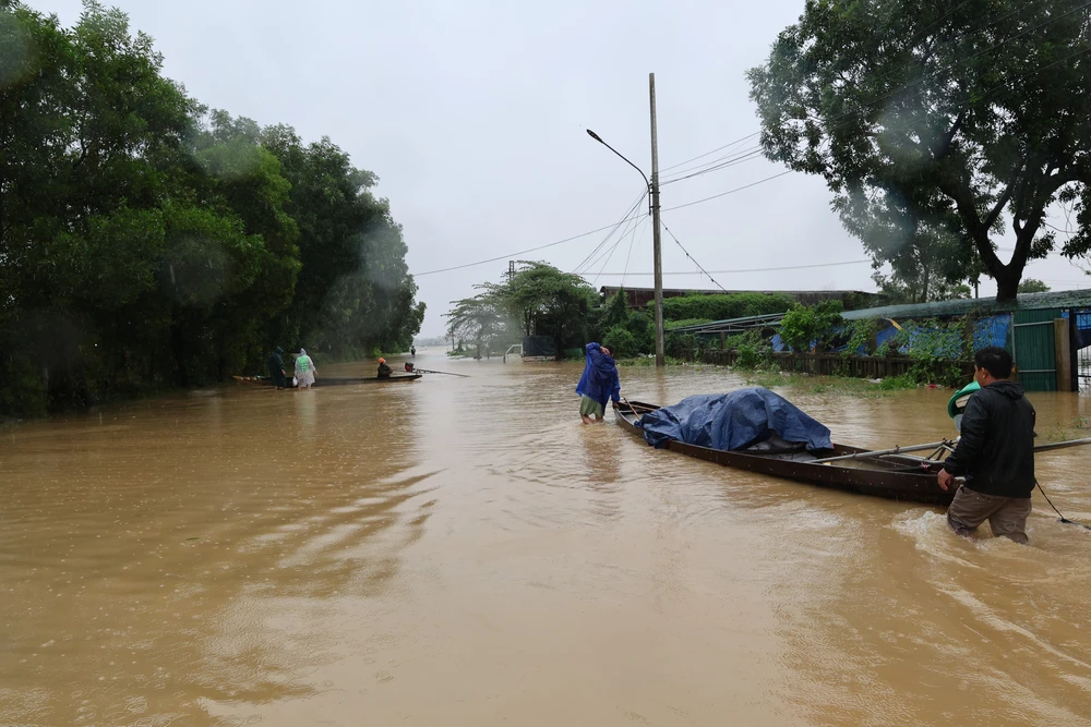 Huế: Nhiều khu vực trũng thấp vẫn bị ngập sâu trong nước lũ - Ảnh 1. Huế: Nhiều khu vực trũng thấp vẫn bị ngập sâu trong nước lũ - Ảnh 1.