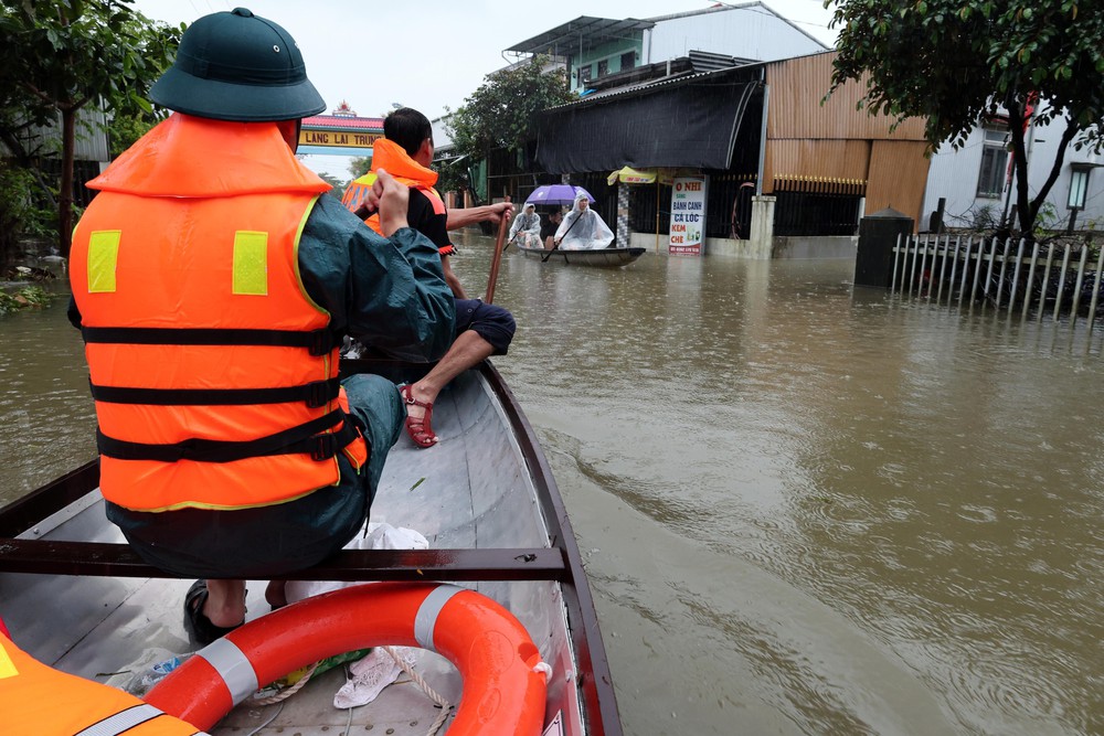 Huế: Nước lũ lên nhanh trở lại, nhiều khu vực hạ du lại chìm trong biển nước - Ảnh 4. Huế: Nước lũ lên nhanh trở lại, nhiều khu vực hạ du lại chìm trong biển nước - Ảnh 4.
