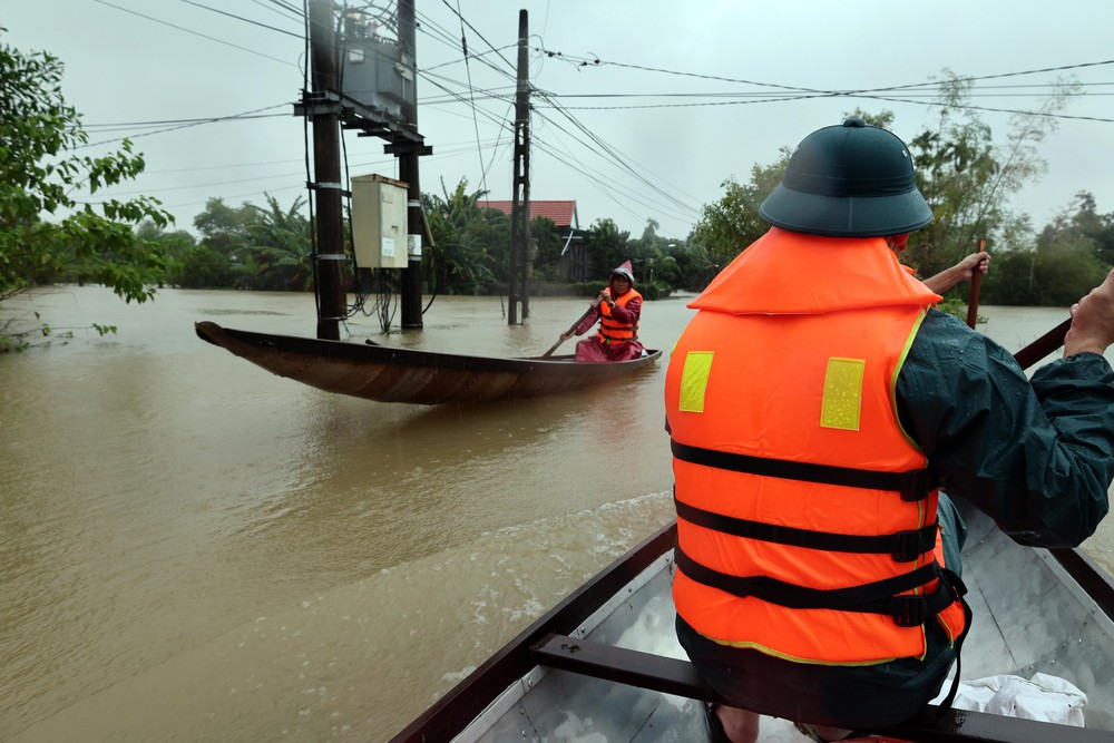 Huế: Nước lũ lên nhanh trở lại, nhiều khu vực hạ du lại chìm trong biển nước - Ảnh 3. Huế: Nước lũ lên nhanh trở lại, nhiều khu vực hạ du lại chìm trong biển nước - Ảnh 3.