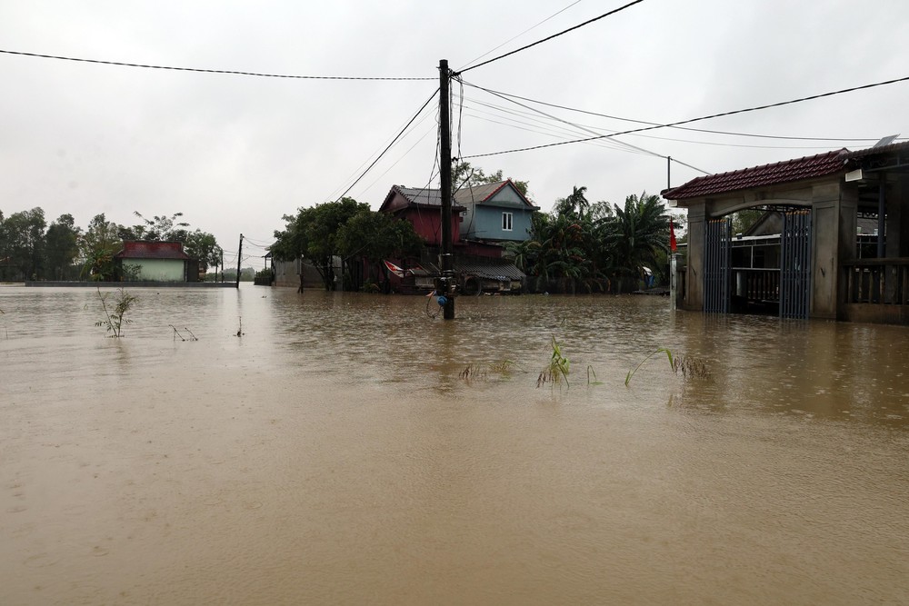 Huế: Nước lũ lên nhanh trở lại, nhiều khu vực hạ du lại chìm trong biển nước - Ảnh 1. Huế: Nước lũ lên nhanh trở lại, nhiều khu vực hạ du lại chìm trong biển nước - Ảnh 1.