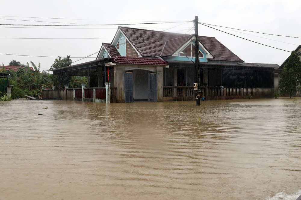Huế: Nước lũ lên nhanh trở lại, nhiều khu vực hạ du lại chìm trong biển nước - Ảnh 2. Huế: Nước lũ lên nhanh trở lại, nhiều khu vực hạ du lại chìm trong biển nước - Ảnh 2.