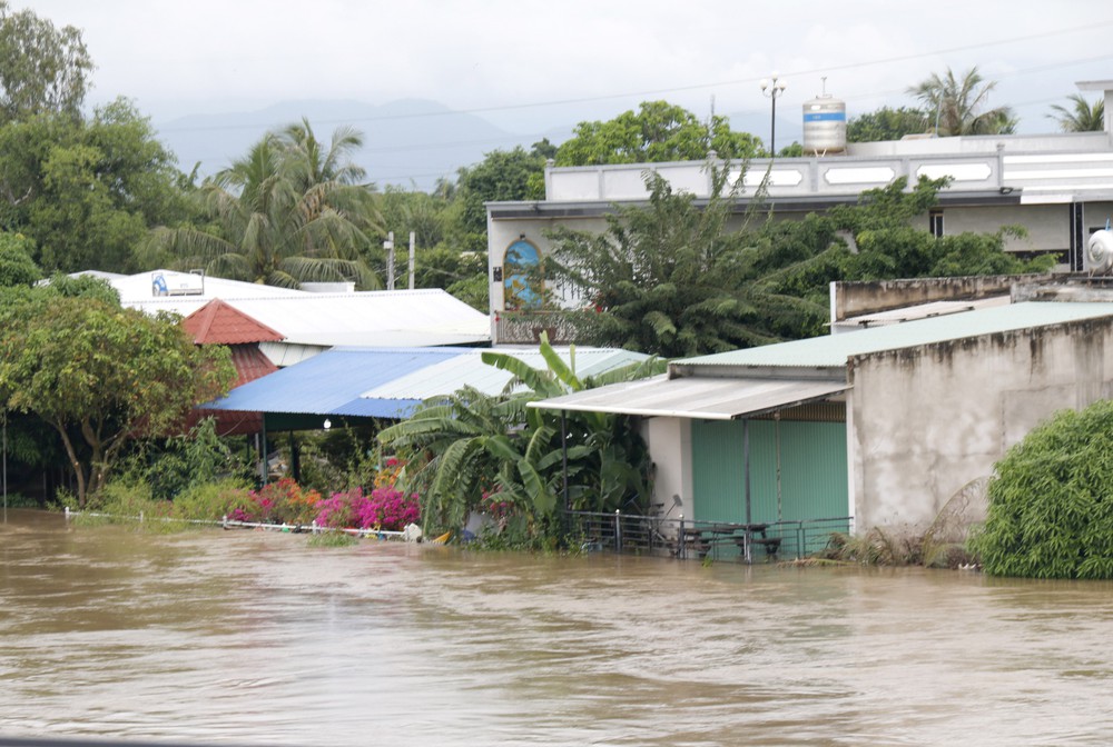 Các địa phương ven biển của tỉnh Lâm Đồng thiệt hại nặng nề do mưa lũ - Ảnh 2. Các địa phương ven biển của tỉnh Lâm Đồng thiệt hại nặng nề do mưa lũ - Ảnh 2.