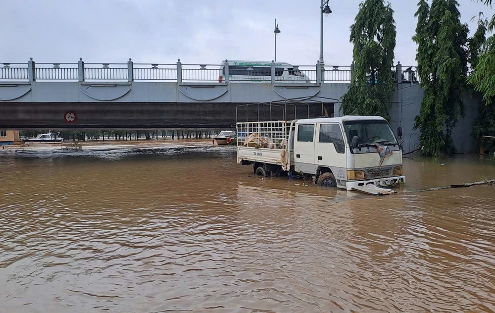 Lũ sông Hương xuống sát báo động 3, TP Huế vẫn ngập diện rộng - Ảnh 6. Lũ sông Hương xuống sát báo động 3, TP Huế vẫn ngập diện rộng - Ảnh 6.