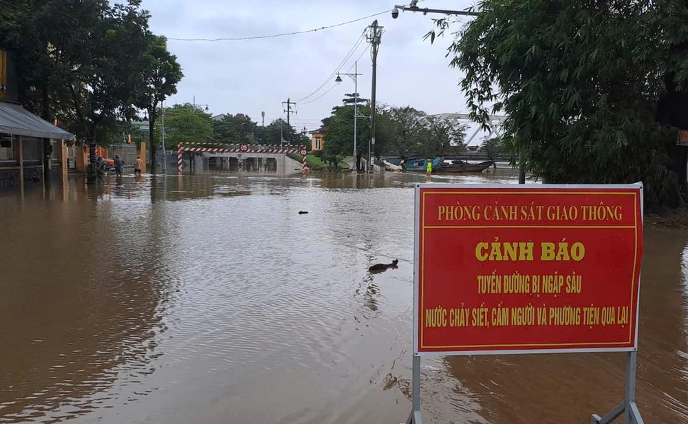 Lũ sông Hương xuống sát báo động 3, TP Huế vẫn ngập diện rộng - Ảnh 3. Lũ sông Hương xuống sát báo động 3, TP Huế vẫn ngập diện rộng - Ảnh 3.