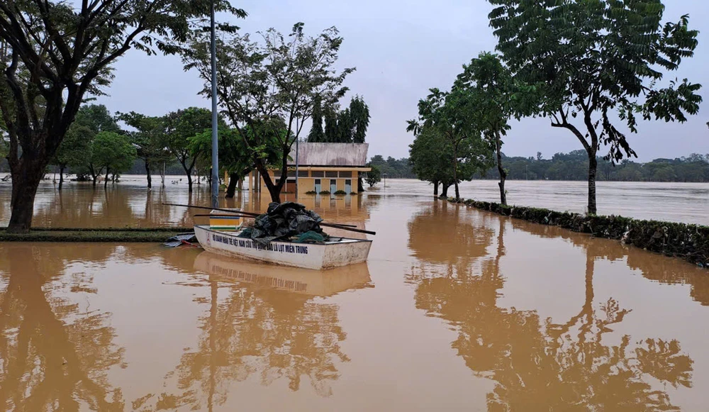 Lũ sông Hương xuống sát báo động 3, TP Huế vẫn ngập diện rộng - Ảnh 2. Lũ sông Hương xuống sát báo động 3, TP Huế vẫn ngập diện rộng - Ảnh 2.