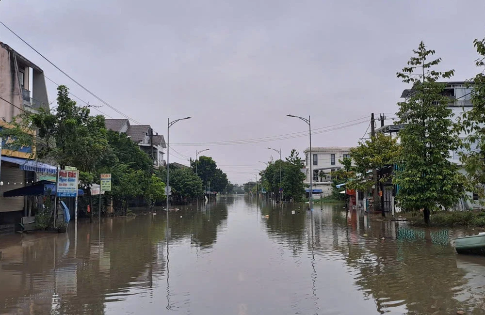 Lũ sông Hương xuống sát báo động 3, TP Huế vẫn ngập diện rộng - Ảnh 4. Lũ sông Hương xuống sát báo động 3, TP Huế vẫn ngập diện rộng - Ảnh 4.