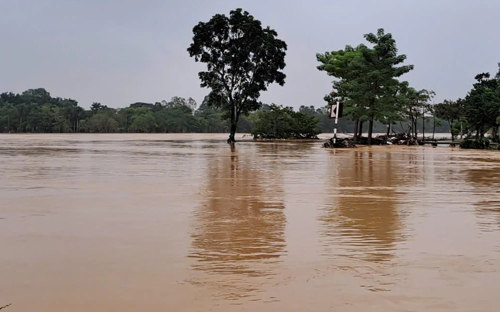 Lũ sông Hương xuống sát báo động 3, TP Huế vẫn ngập diện rộng - Ảnh 10. Lũ sông Hương xuống sát báo động 3, TP Huế vẫn ngập diện rộng - Ảnh 10.