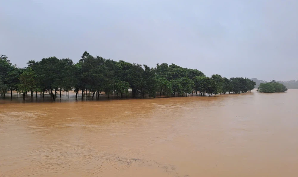 Lũ sông Hương xuống sát báo động 3, TP Huế vẫn ngập diện rộng - Ảnh 9. Lũ sông Hương xuống sát báo động 3, TP Huế vẫn ngập diện rộng - Ảnh 9.