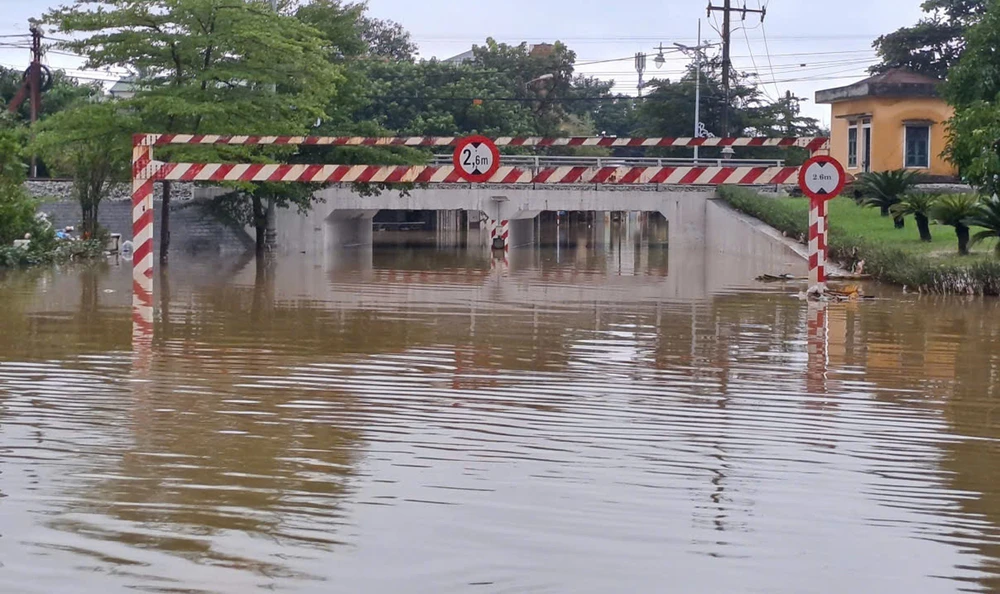 Lũ sông Hương xuống sát báo động 3, TP Huế vẫn ngập diện rộng - Ảnh 7. Lũ sông Hương xuống sát báo động 3, TP Huế vẫn ngập diện rộng - Ảnh 7.