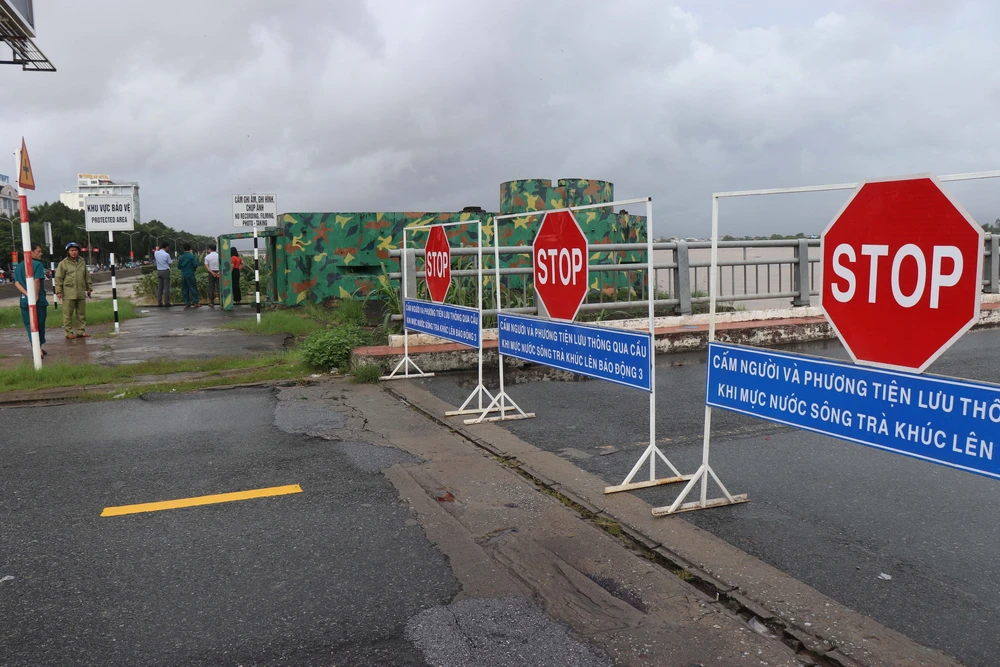 Lũ trên các sông dâng cao, Quảng Ngãi cấm lưu thông qua cầu Trà Khúc 1 - Ảnh 5. Lũ trên các sông dâng cao, Quảng Ngãi cấm lưu thông qua cầu Trà Khúc 1 - Ảnh 5.