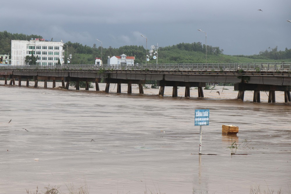 Lũ trên các sông dâng cao, Quảng Ngãi cấm lưu thông qua cầu Trà Khúc 1 - Ảnh 1. Lũ trên các sông dâng cao, Quảng Ngãi cấm lưu thông qua cầu Trà Khúc 1 - Ảnh 1.