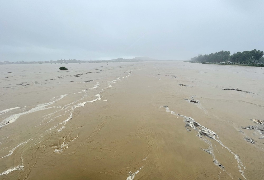 Lũ trên các sông dâng cao, Quảng Ngãi cấm lưu thông qua cầu Trà Khúc 1 - Ảnh 3. Lũ trên các sông dâng cao, Quảng Ngãi cấm lưu thông qua cầu Trà Khúc 1 - Ảnh 3.
