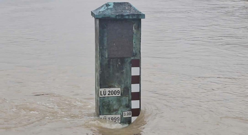 Lũ trên các sông dâng cao, Quảng Ngãi cấm lưu thông qua cầu Trà Khúc 1 - Ảnh 2. Lũ trên các sông dâng cao, Quảng Ngãi cấm lưu thông qua cầu Trà Khúc 1 - Ảnh 2.