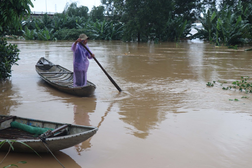 Lũ trên các sông dâng cao, Quảng Ngãi cấm lưu thông qua cầu Trà Khúc 1 - Ảnh 4. Lũ trên các sông dâng cao, Quảng Ngãi cấm lưu thông qua cầu Trà Khúc 1 - Ảnh 4.