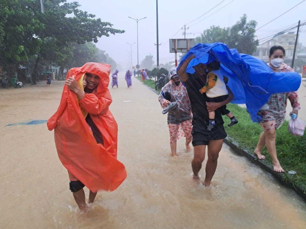 Người dân Đà Nẵng sơ tán tránh lũ  - Ảnh 2. Người dân Đà Nẵng sơ tán tránh lũ  - Ảnh 2.