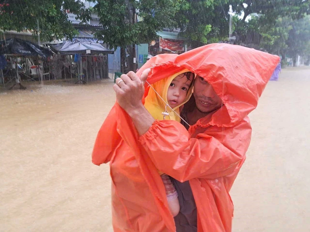 Người dân Đà Nẵng sơ tán tránh lũ  - Ảnh 4. Người dân Đà Nẵng sơ tán tránh lũ  - Ảnh 4.