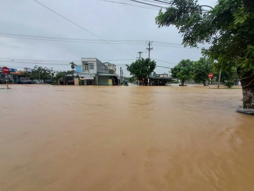 Người dân Đà Nẵng sơ tán tránh lũ  - Ảnh 1. Người dân Đà Nẵng sơ tán tránh lũ  - Ảnh 1.