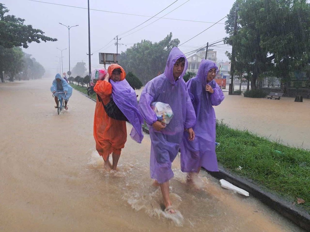 Người dân Đà Nẵng sơ tán tránh lũ  - Ảnh 3. Người dân Đà Nẵng sơ tán tránh lũ  - Ảnh 3.