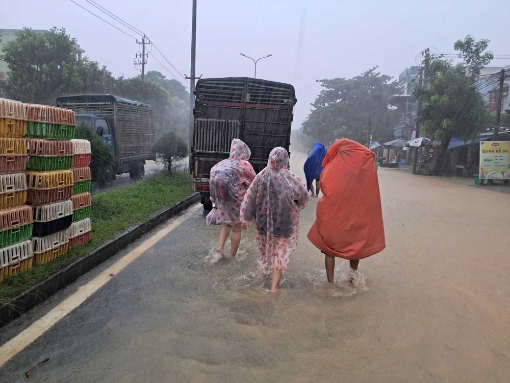 Người dân Đà Nẵng sơ tán tránh lũ  - Ảnh 6. Người dân Đà Nẵng sơ tán tránh lũ  - Ảnh 6.