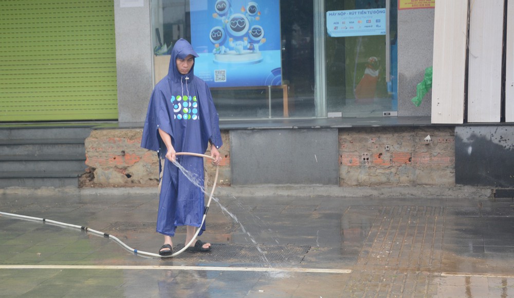 Người dân Huế khẩn trương dọn vệ sinh khi nước rút - Ảnh 12. Người dân Huế khẩn trương dọn vệ sinh khi nước rút - Ảnh 12.