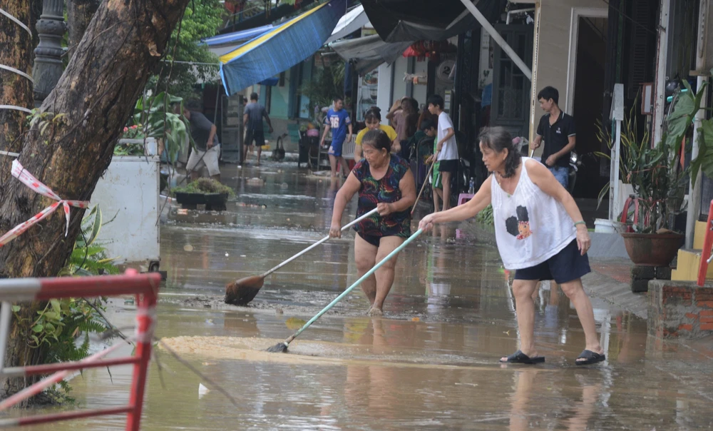 Người dân Huế khẩn trương dọn vệ sinh khi nước rút - Ảnh 9. Người dân Huế khẩn trương dọn vệ sinh khi nước rút - Ảnh 9.