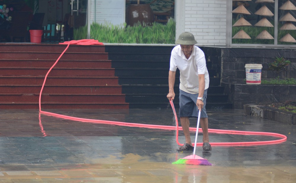 Người dân Huế khẩn trương dọn vệ sinh khi nước rút - Ảnh 10. Người dân Huế khẩn trương dọn vệ sinh khi nước rút - Ảnh 10.