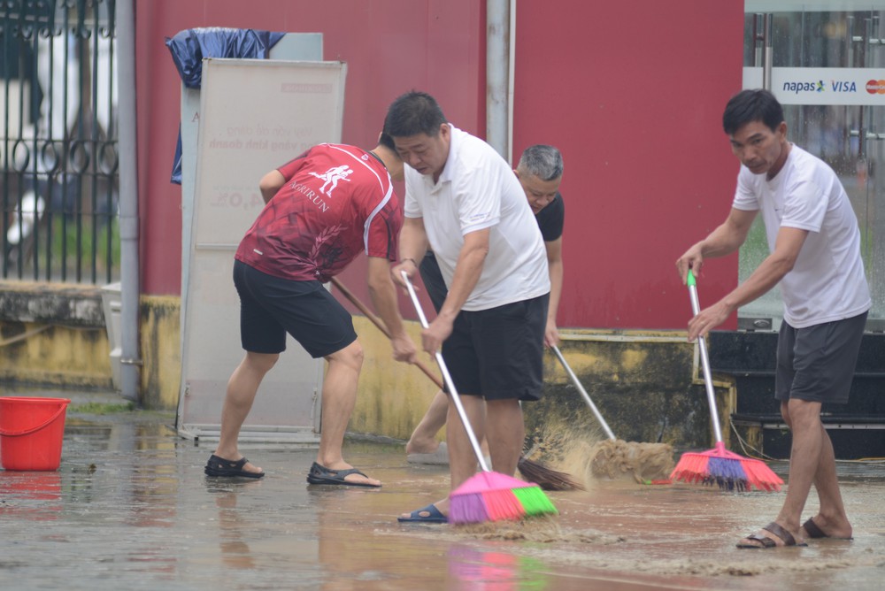 Người dân Huế khẩn trương dọn vệ sinh khi nước rút - Ảnh 8. Người dân Huế khẩn trương dọn vệ sinh khi nước rút - Ảnh 8.