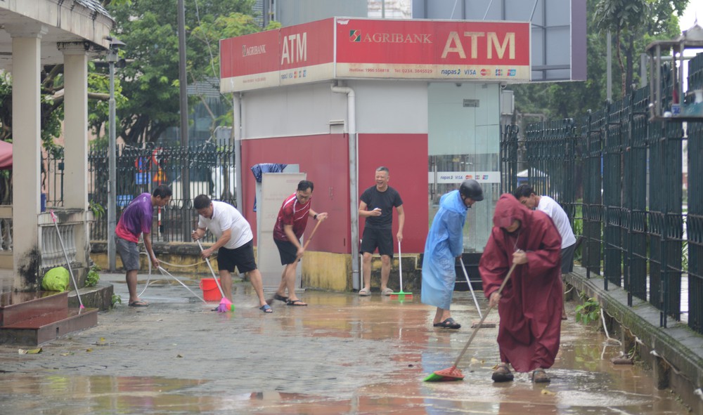 Người dân Huế khẩn trương dọn vệ sinh khi nước rút - Ảnh 7. Người dân Huế khẩn trương dọn vệ sinh khi nước rút - Ảnh 7.