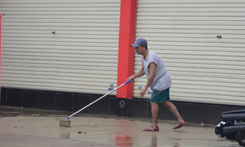 Người dân Huế khẩn trương dọn vệ sinh khi nước rút - Ảnh 11. Người dân Huế khẩn trương dọn vệ sinh khi nước rút - Ảnh 11.