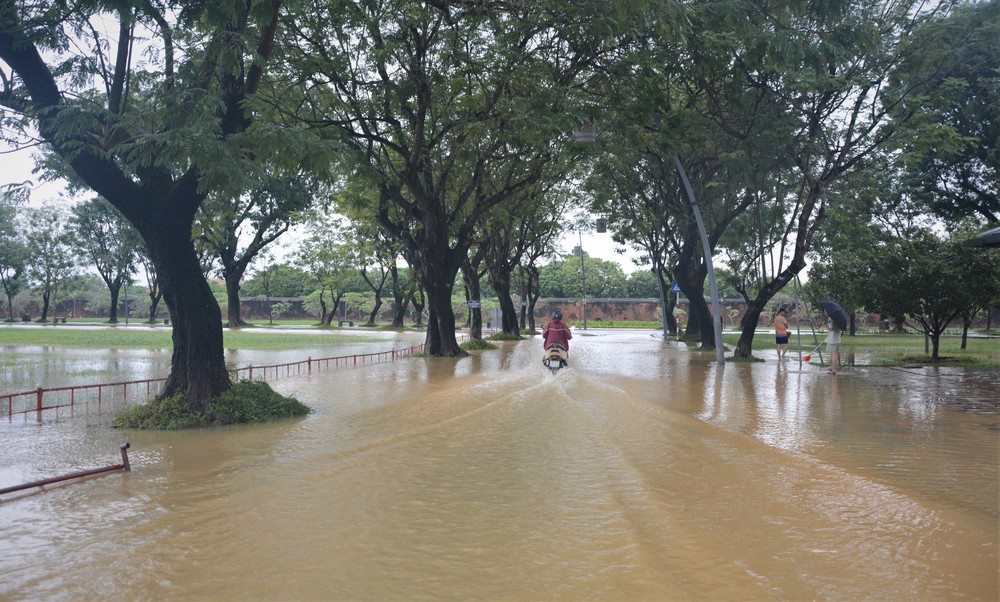 Người dân Huế khẩn trương dọn vệ sinh khi nước rút - Ảnh 1. Người dân Huế khẩn trương dọn vệ sinh khi nước rút - Ảnh 1.