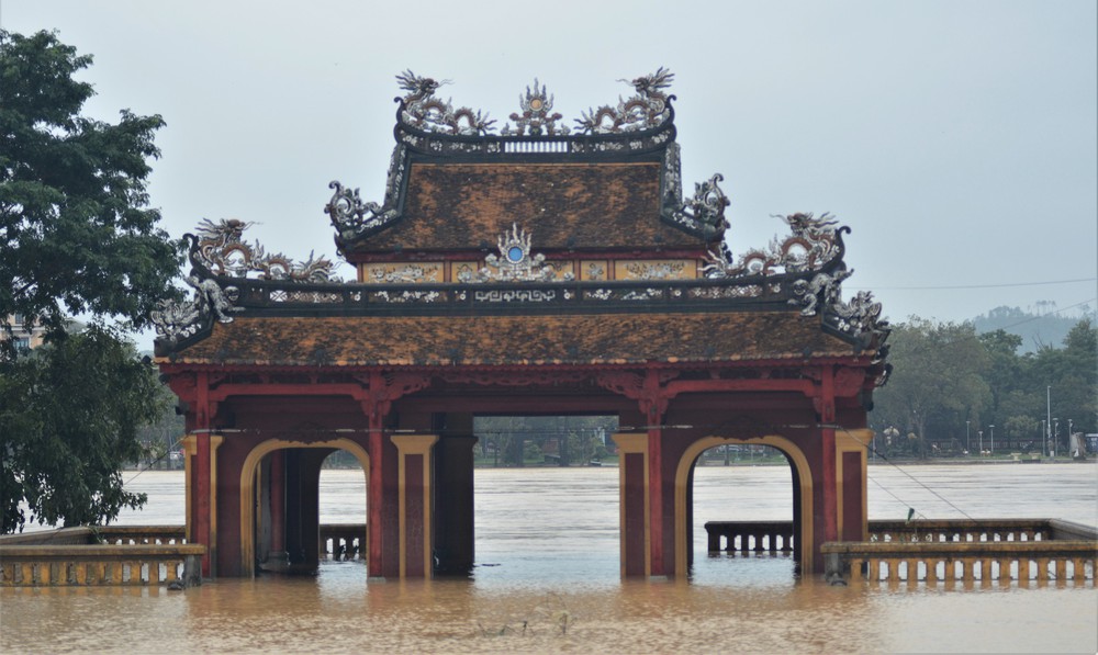 Người dân Huế khẩn trương dọn vệ sinh khi nước rút - Ảnh 4. Người dân Huế khẩn trương dọn vệ sinh khi nước rút - Ảnh 4.