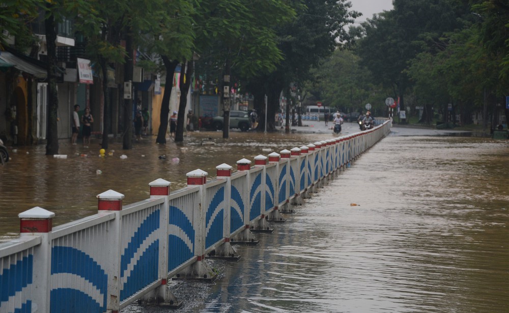 Người dân Huế khẩn trương dọn vệ sinh khi nước rút - Ảnh 2. Người dân Huế khẩn trương dọn vệ sinh khi nước rút - Ảnh 2.