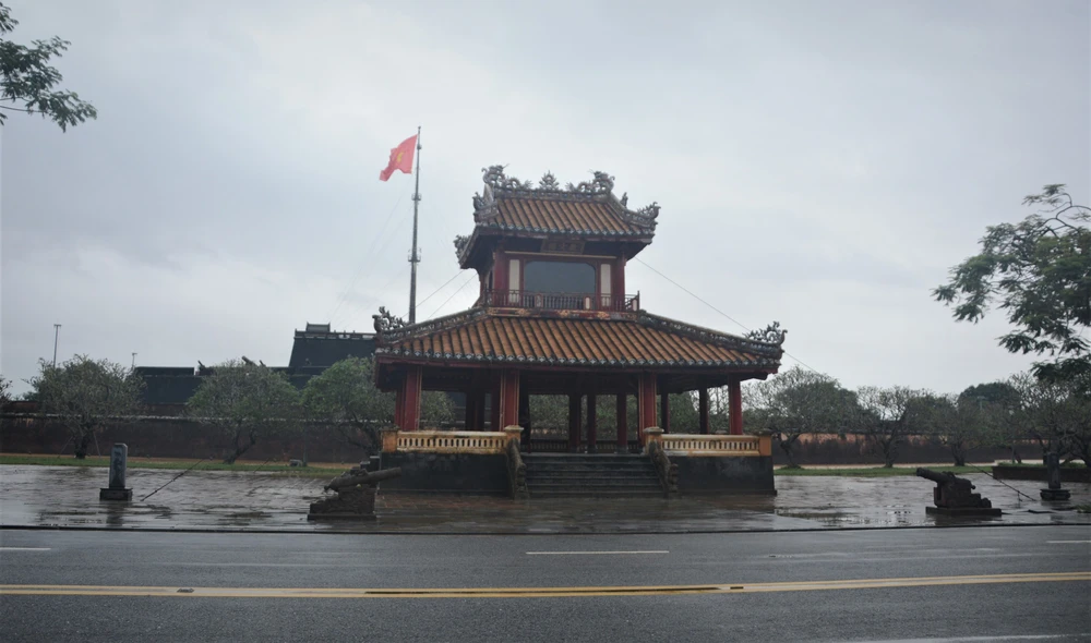 Người dân Huế khẩn trương dọn vệ sinh khi nước rút - Ảnh 5. Người dân Huế khẩn trương dọn vệ sinh khi nước rút - Ảnh 5.