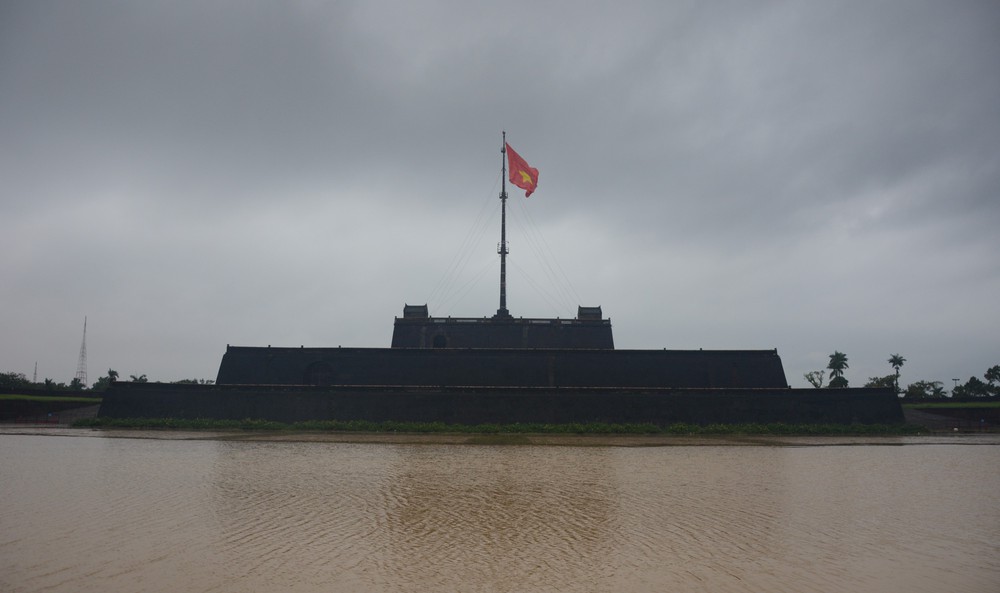 Người dân Huế khẩn trương dọn vệ sinh khi nước rút - Ảnh 6. Người dân Huế khẩn trương dọn vệ sinh khi nước rút - Ảnh 6.