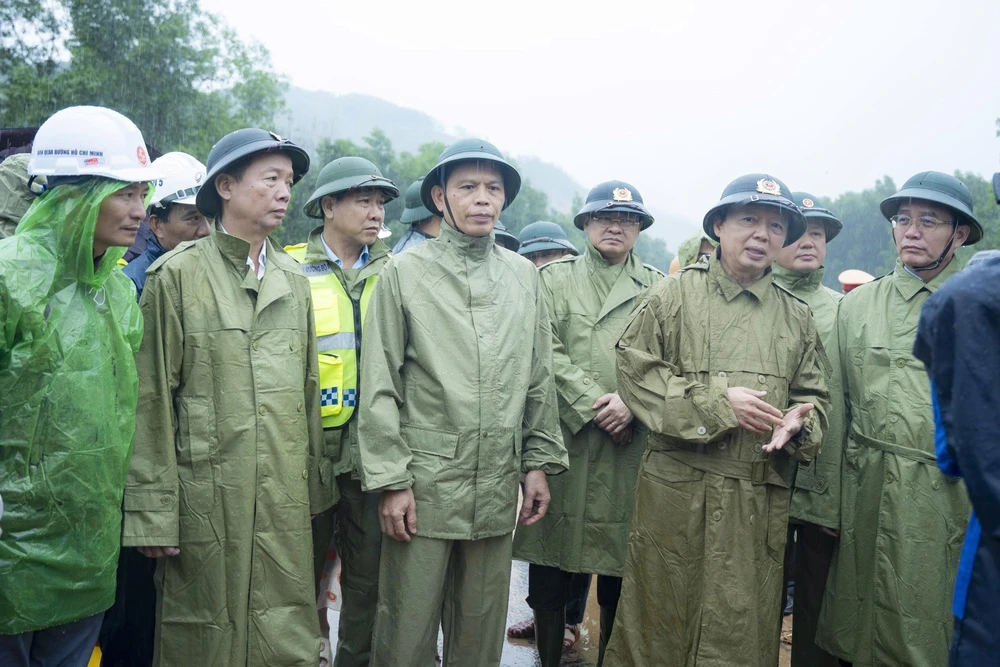 Phó Thủ tướng Trần Hồng Hà kiểm tra trên tuyến cao tốc La Sơn - Hòa Liên - Ảnh 1. Phó Thủ tướng Trần Hồng Hà kiểm tra trên tuyến cao tốc La Sơn - Hòa Liên - Ảnh 1.