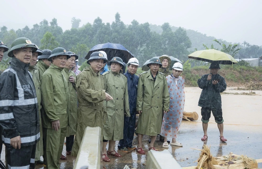Phó Thủ tướng Trần Hồng Hà kiểm tra trên tuyến cao tốc La Sơn - Hòa Liên - Ảnh 3. Phó Thủ tướng Trần Hồng Hà kiểm tra trên tuyến cao tốc La Sơn - Hòa Liên - Ảnh 3.