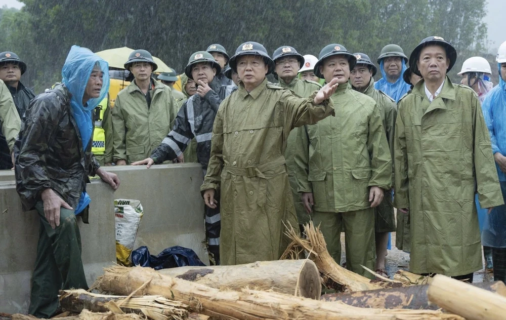 Phó Thủ tướng Trần Hồng Hà kiểm tra trên tuyến cao tốc La Sơn - Hòa Liên - Ảnh 2. Phó Thủ tướng Trần Hồng Hà kiểm tra trên tuyến cao tốc La Sơn - Hòa Liên - Ảnh 2.
