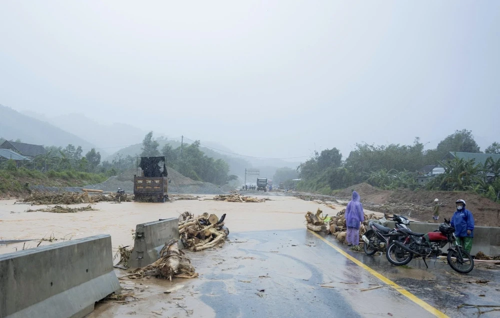 Phó Thủ tướng Trần Hồng Hà kiểm tra trên tuyến cao tốc La Sơn - Hòa Liên - Ảnh 4. Phó Thủ tướng Trần Hồng Hà kiểm tra trên tuyến cao tốc La Sơn - Hòa Liên - Ảnh 4.