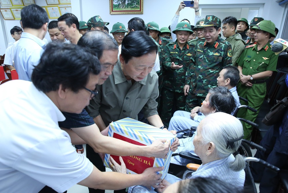 Phó Thủ tướng Trần Hồng Hà thăm, động viên người dân bị ảnh hưởng bởi mưa lũ ở Huế - Ảnh 1. Phó Thủ tướng Trần Hồng Hà thăm, động viên người dân bị ảnh hưởng bởi mưa lũ ở Huế - Ảnh 1.