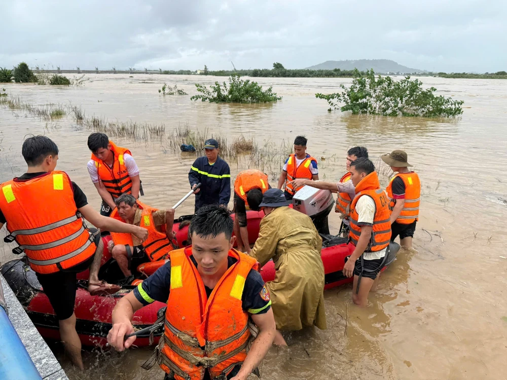 Quảng Ngãi gồng mình ứng phó với ngập úng, lở núi - Ảnh 11. Quảng Ngãi gồng mình ứng phó với ngập úng, lở núi - Ảnh 11.