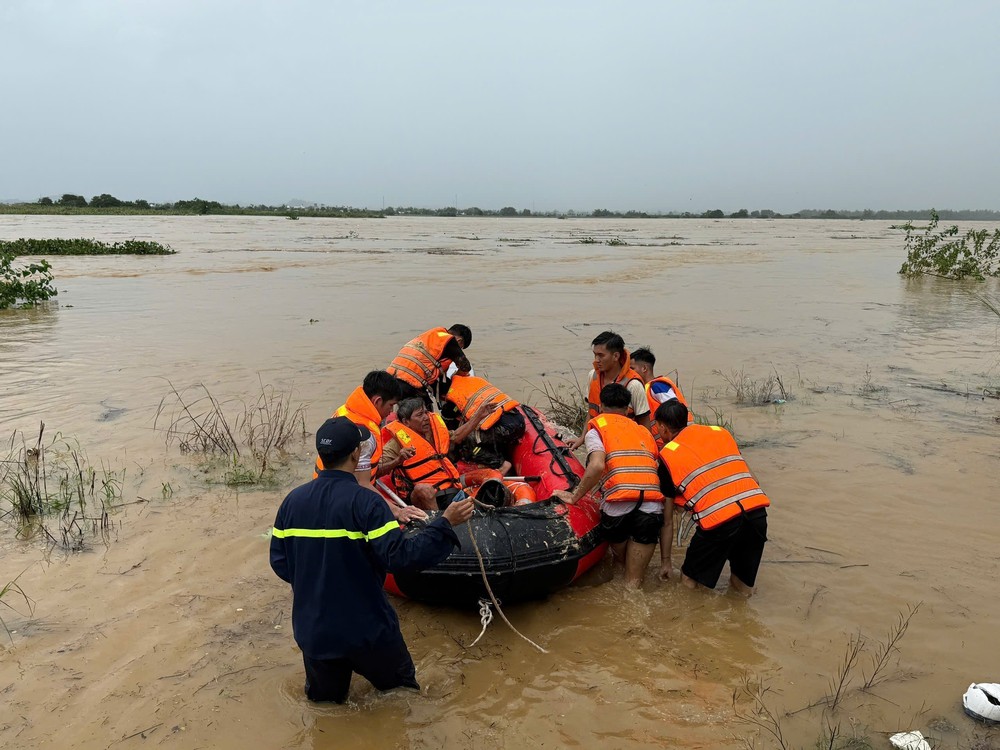 Quảng Ngãi gồng mình ứng phó với ngập úng, lở núi - Ảnh 10. Quảng Ngãi gồng mình ứng phó với ngập úng, lở núi - Ảnh 10.