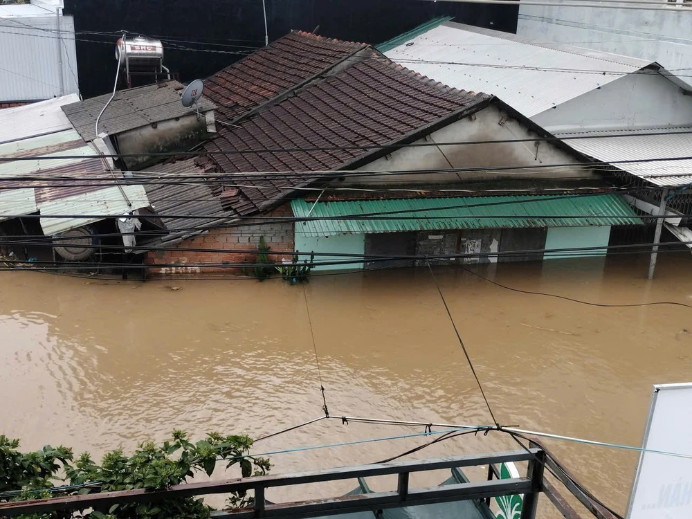 Quảng Ngãi gồng mình ứng phó với ngập úng, lở núi - Ảnh 9. Quảng Ngãi gồng mình ứng phó với ngập úng, lở núi - Ảnh 9.