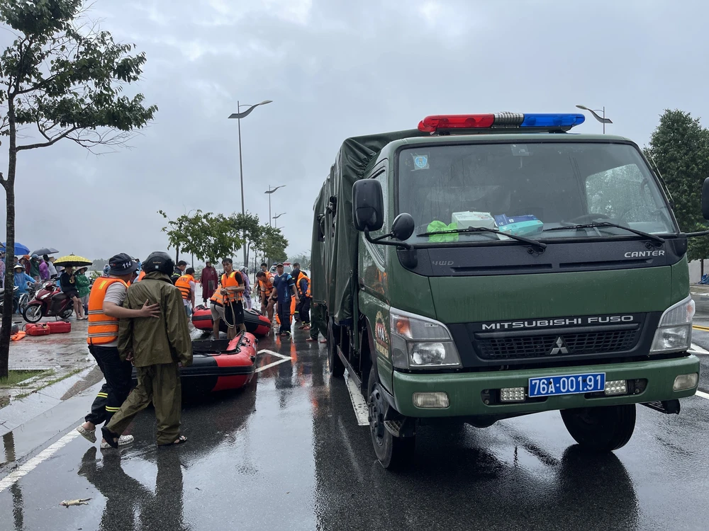 Quảng Ngãi: Huy động mọi lực lượng hỗ trợ người dân vùng ngập sâu - Ảnh 5. Quảng Ngãi: Huy động mọi lực lượng hỗ trợ người dân vùng ngập sâu - Ảnh 5.
