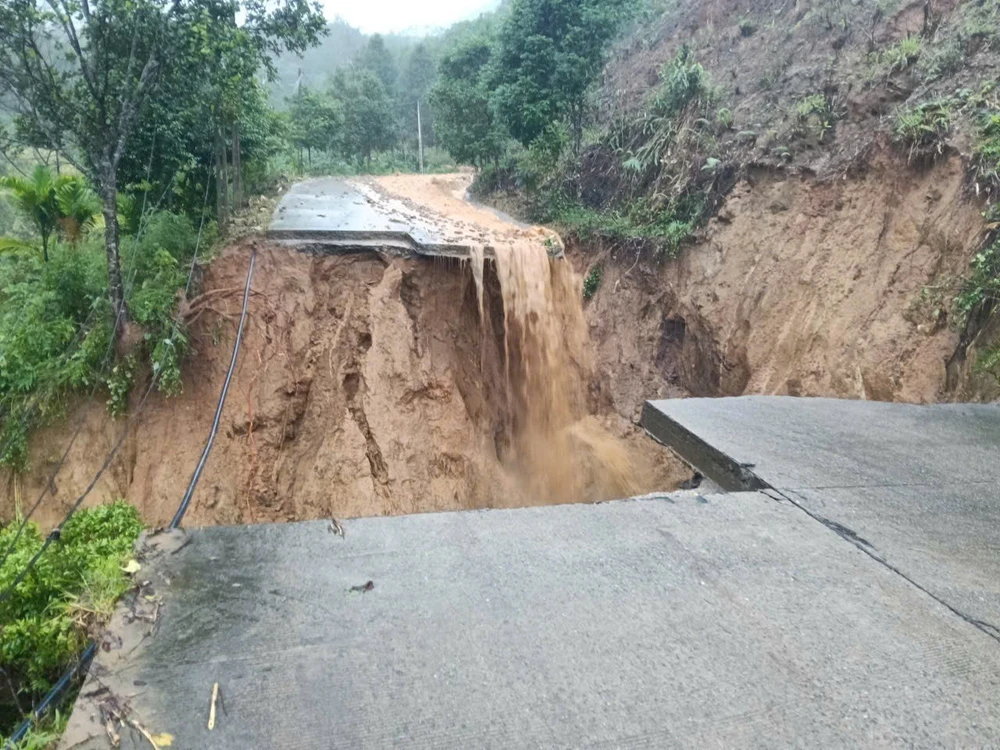 Quảng Ngãi: Huy động mọi lực lượng hỗ trợ người dân vùng ngập sâu - Ảnh 4. Quảng Ngãi: Huy động mọi lực lượng hỗ trợ người dân vùng ngập sâu - Ảnh 4.