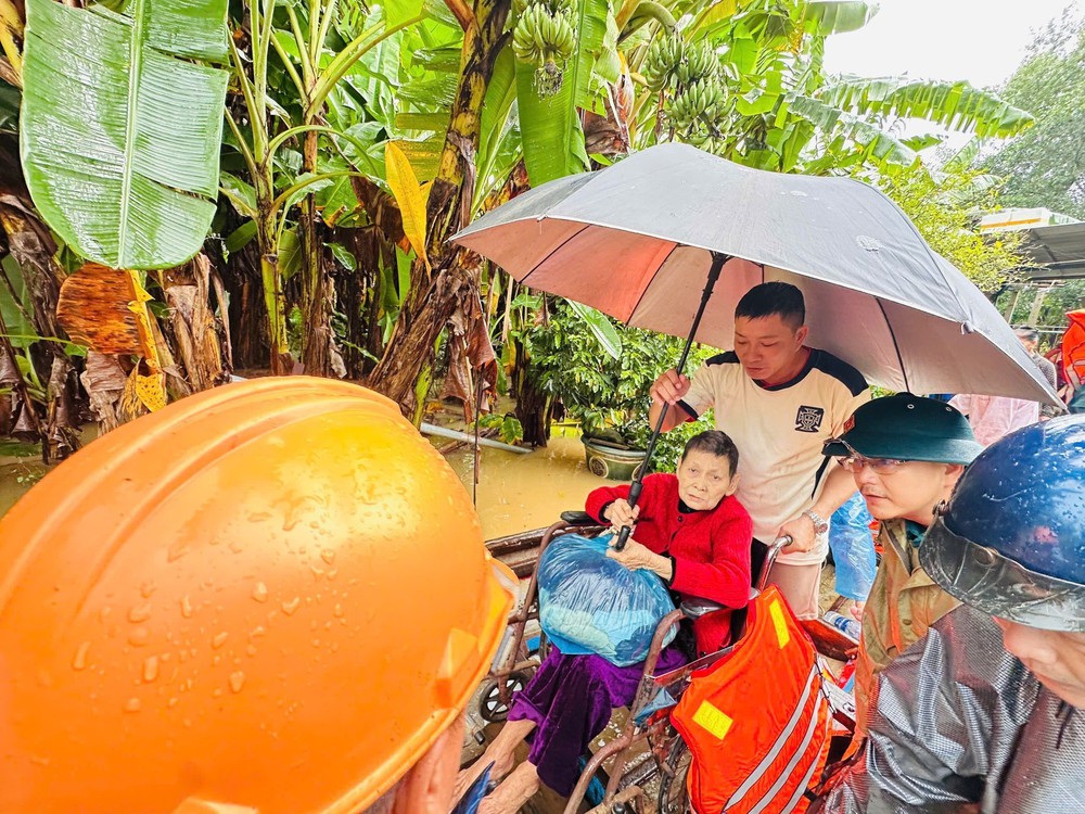 Quảng Ngãi: Mưa lũ gây ngập, chia cắt nhiều nơi - Ảnh 4. Quảng Ngãi: Mưa lũ gây ngập, chia cắt nhiều nơi - Ảnh 4.