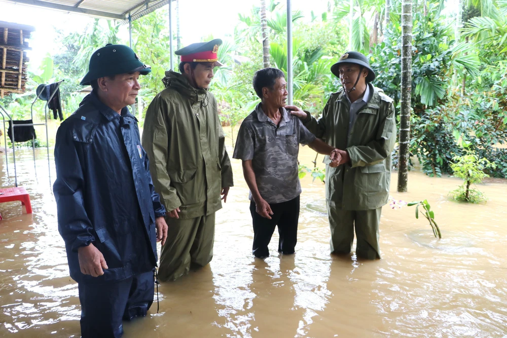 Quảng Ngãi: Mưa lũ gây ngập, chia cắt nhiều nơi - Ảnh 1. Quảng Ngãi: Mưa lũ gây ngập, chia cắt nhiều nơi - Ảnh 1.