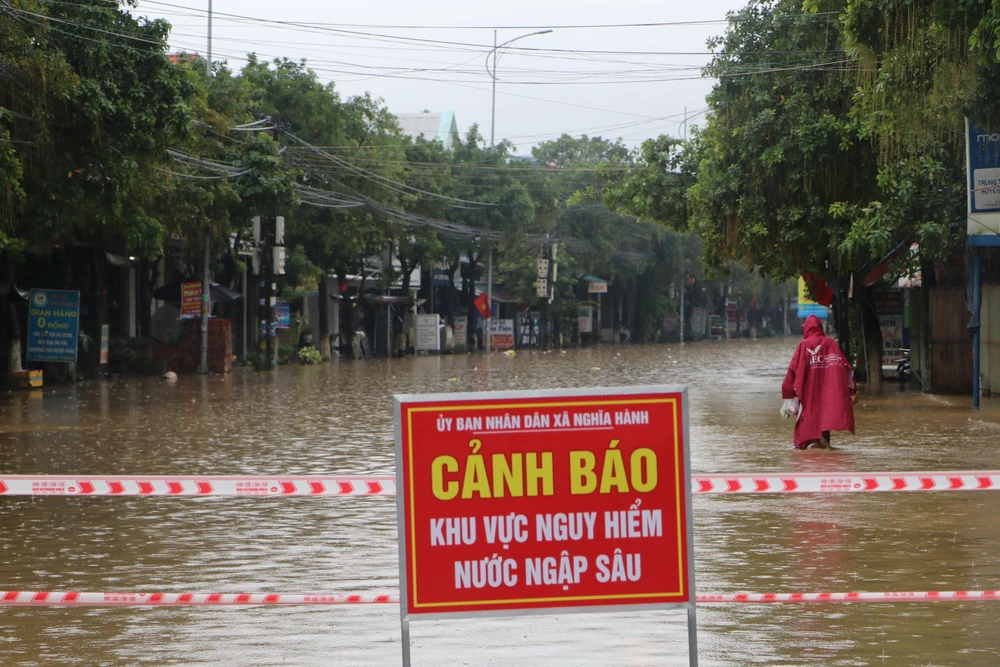 Quảng Ngãi: Mưa lũ gây ngập, chia cắt nhiều nơi - Ảnh 2. Quảng Ngãi: Mưa lũ gây ngập, chia cắt nhiều nơi - Ảnh 2.