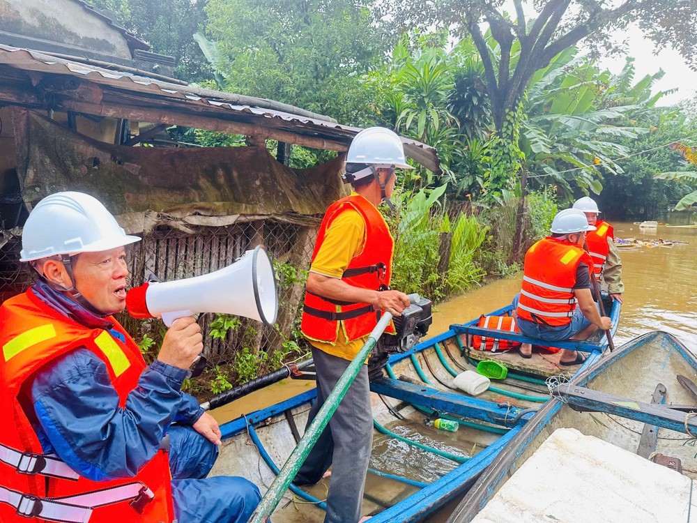 Quảng Ngãi: Mưa lũ gây ngập, chia cắt nhiều nơi - Ảnh 3. Quảng Ngãi: Mưa lũ gây ngập, chia cắt nhiều nơi - Ảnh 3.